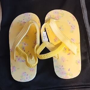OshKosh B'gosh Yellow Floral Kids Flip Flops Like New. Little Girls (7-8).